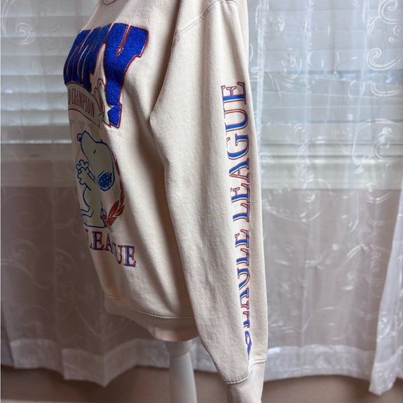 Peanuts Snoopy Beagle League Crewneck Sweatshirt Unisex M, and Snoopy Plush Toy - Picture 4 of 14